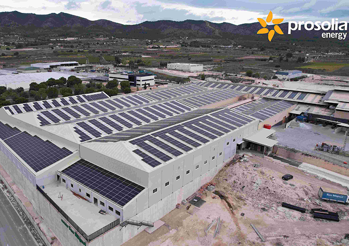 Foto Vidrios San Miguel rentabiliza la mayor planta solar en cubierta de la Comunidad Valenciana de la mano de Prosolia Energy.